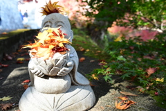 紅葉に囲まれるお地蔵様