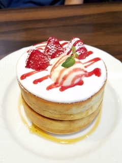 イチゴのスフレパンケーキ