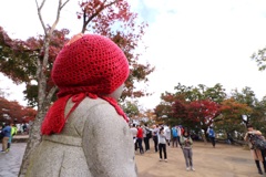 観光客を見守る地蔵