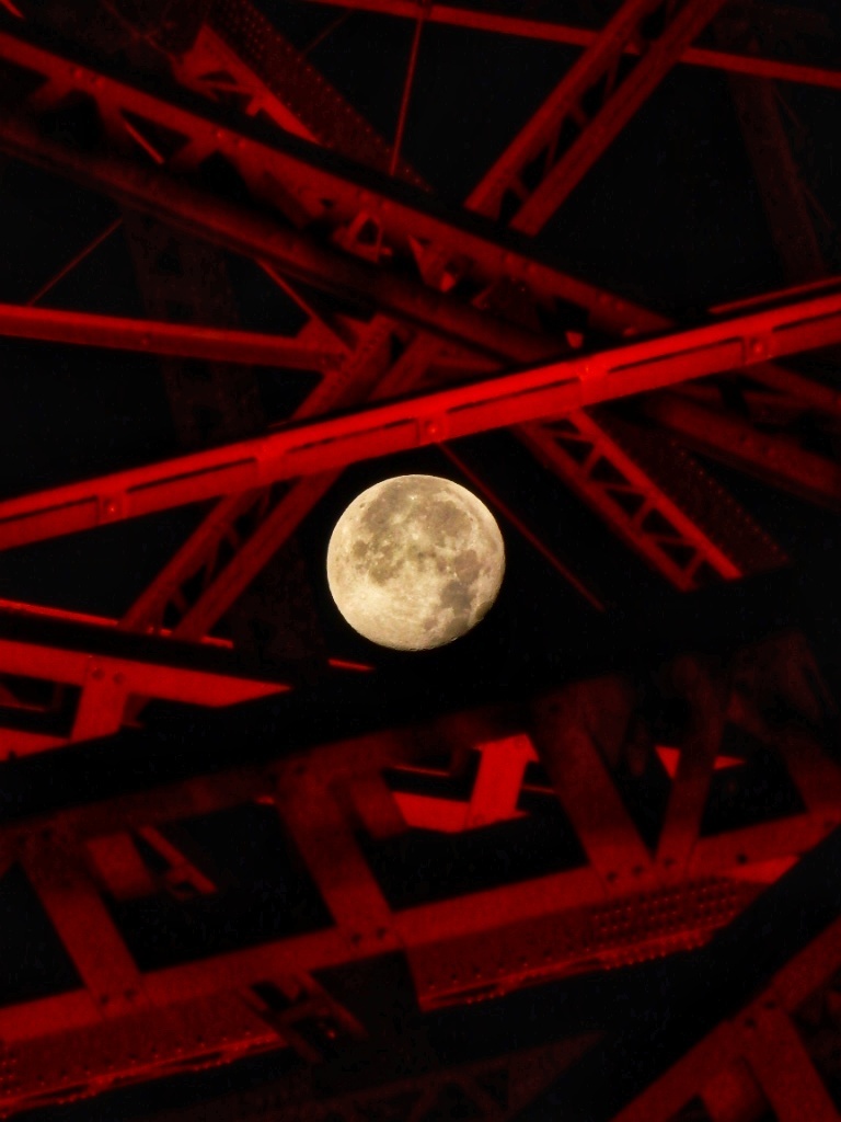 月と赤いタワー