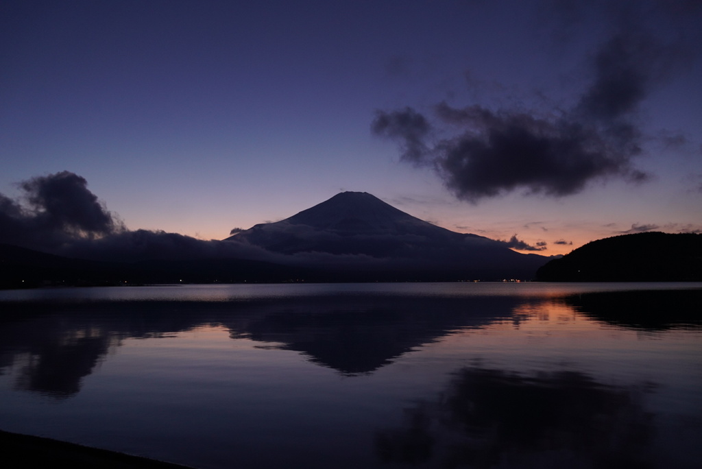 夕闇の富士山
