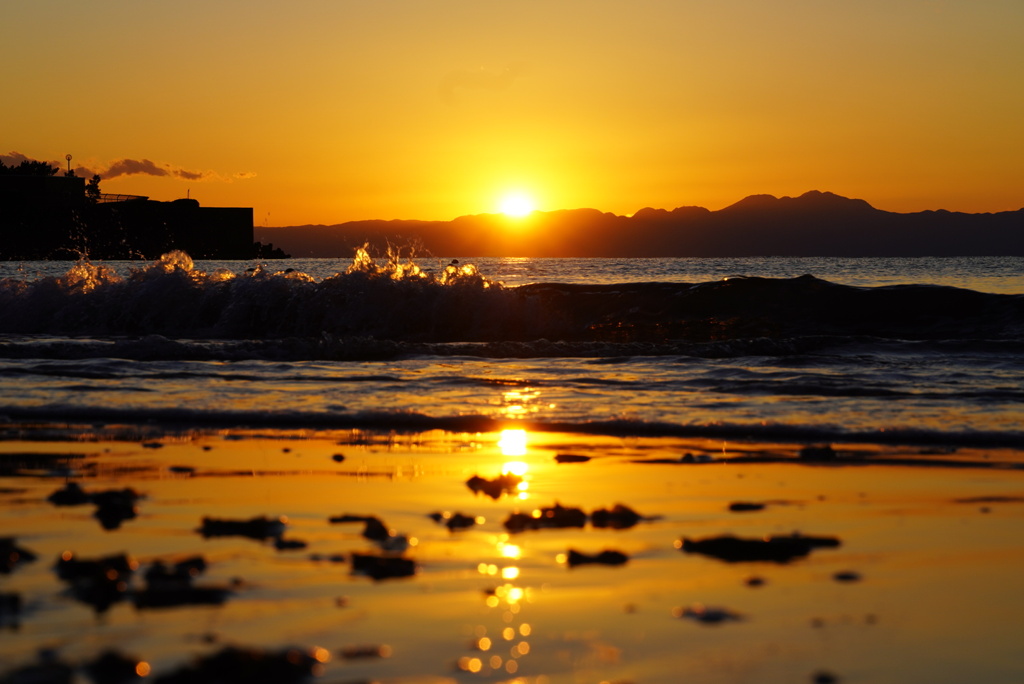 夕陽と波