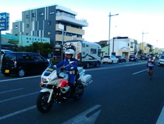 陰で支える