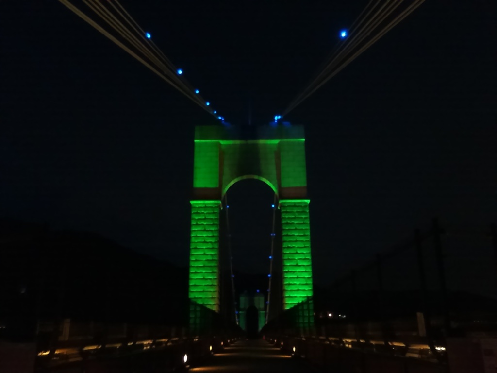 夜のつり橋(２)