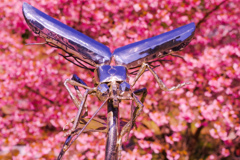 桜をバックにホタルのモニュメント　