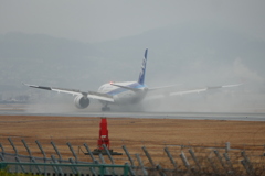 雨の伊丹空港