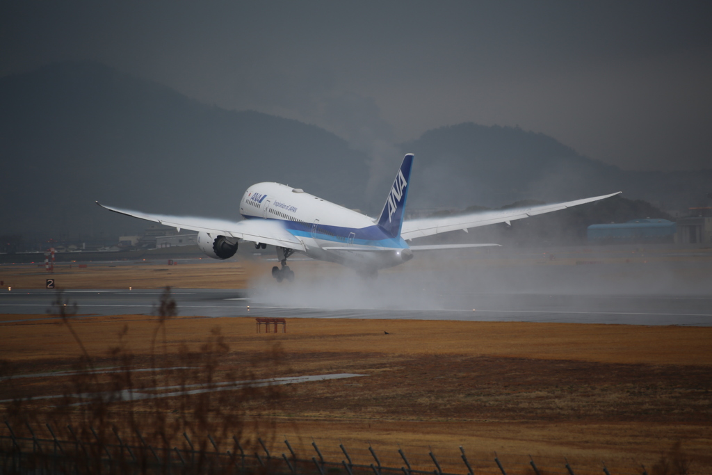 雨の伊丹空港