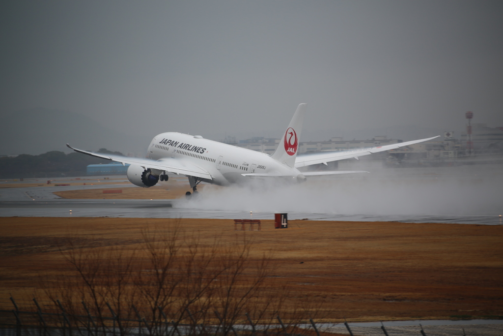 雨の伊丹空港