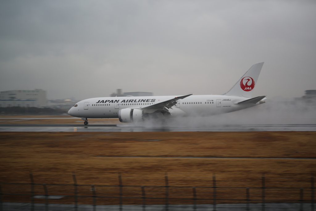 雨の伊丹空港