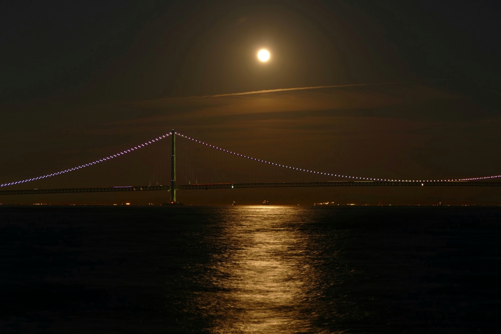 ストロベリームーンと明石海峡大橋