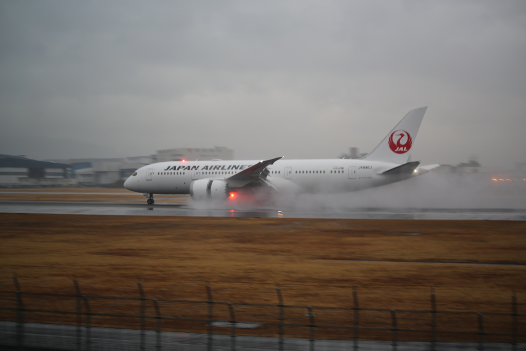 雨の伊丹空港