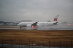 雨の伊丹空港