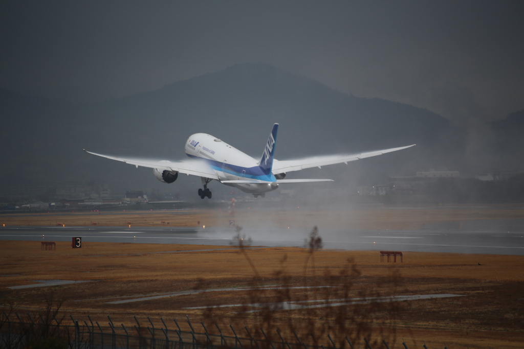 雨の伊丹空港