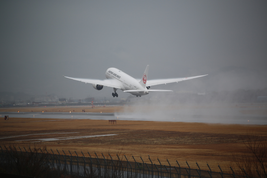 雨の伊丹空港