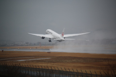 雨の伊丹空港