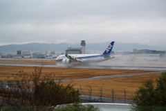 雨の伊丹空港