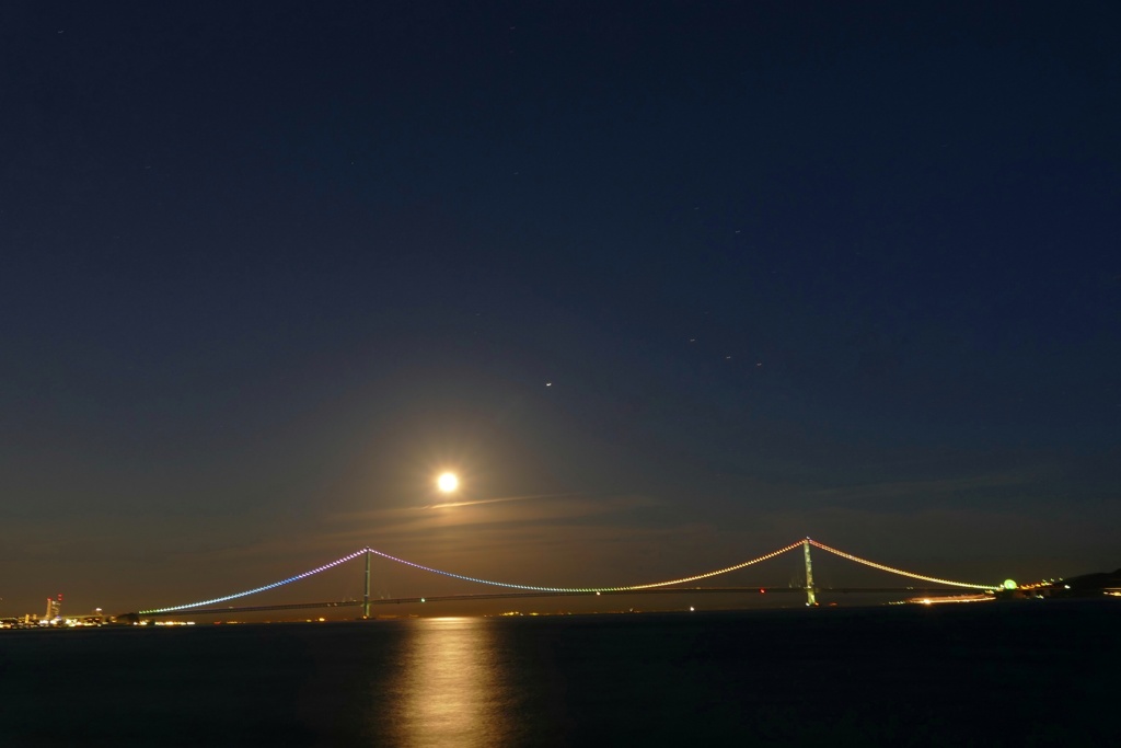 ストロベリームーンと明石海峡大橋