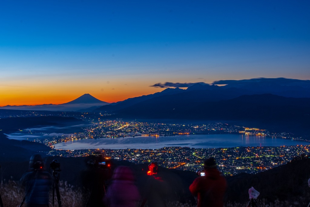 富士と諏訪湖と高ボッチカメラマン2