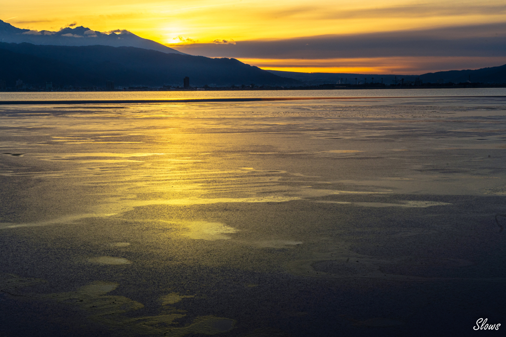 諏訪湖と夜明けと薄氷と・・・