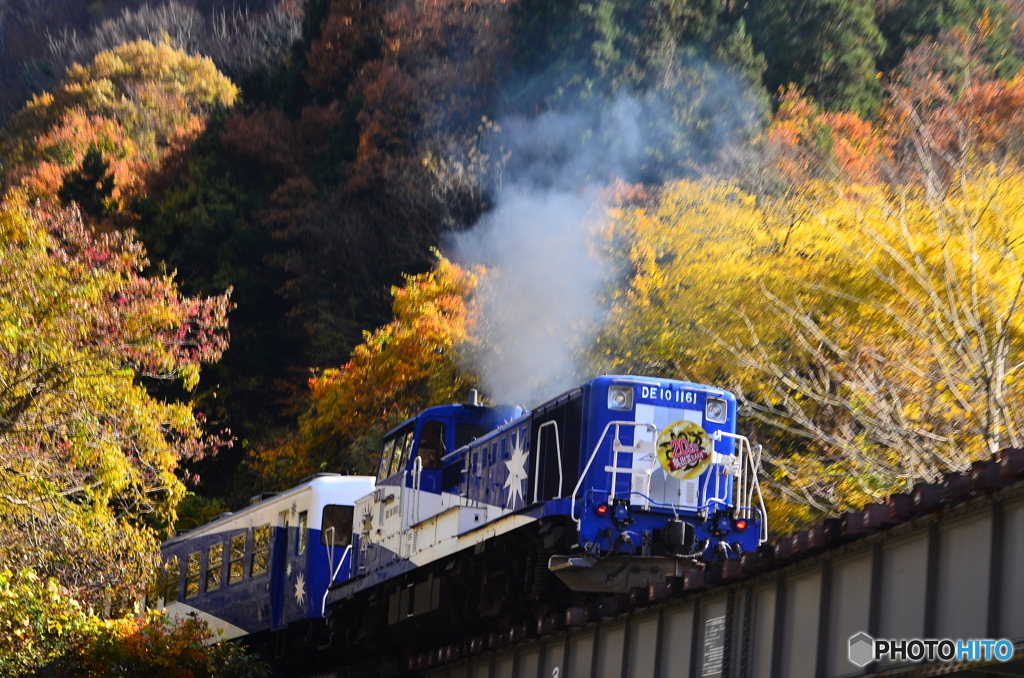 紅葉の中のおろち号