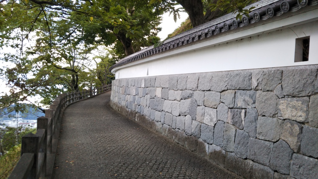 天守への道