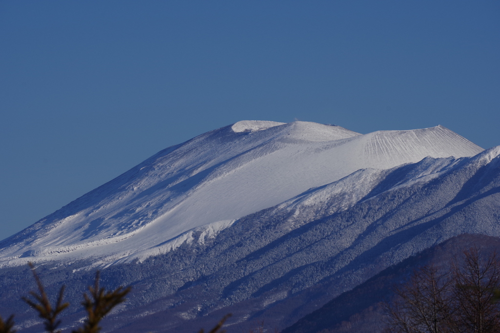 新雪を纏った浅間山