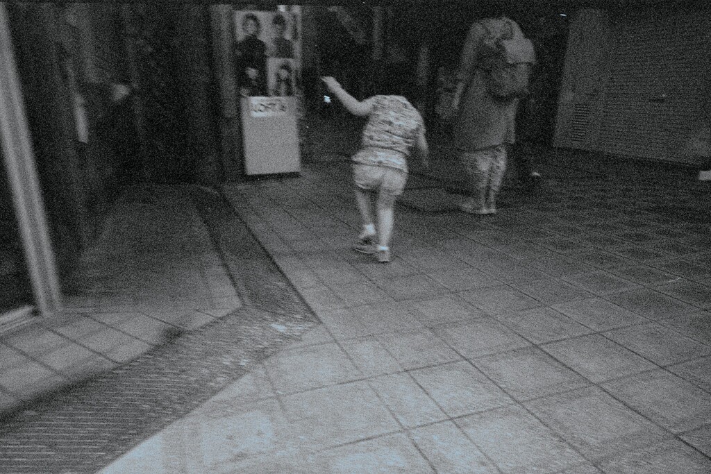 まって〜靴が脱げた〜