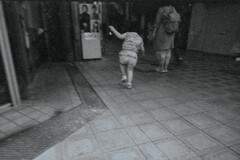 まって〜靴が脱げた〜