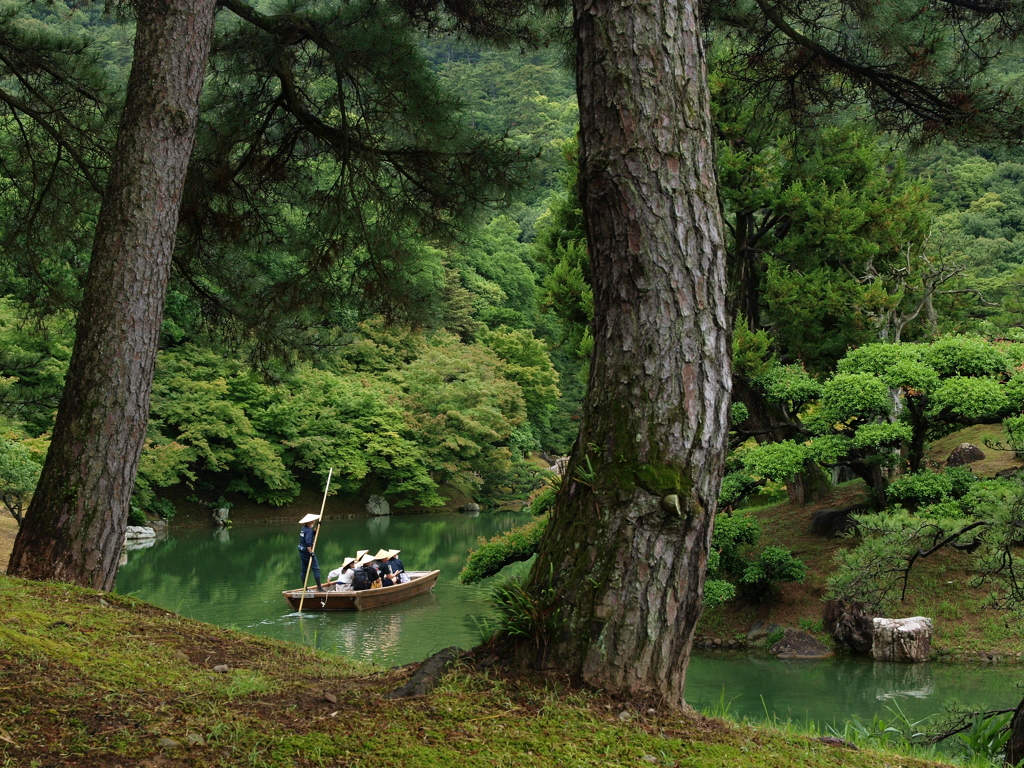 深緑をゆく和船（栗林公園）