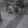 蹲る