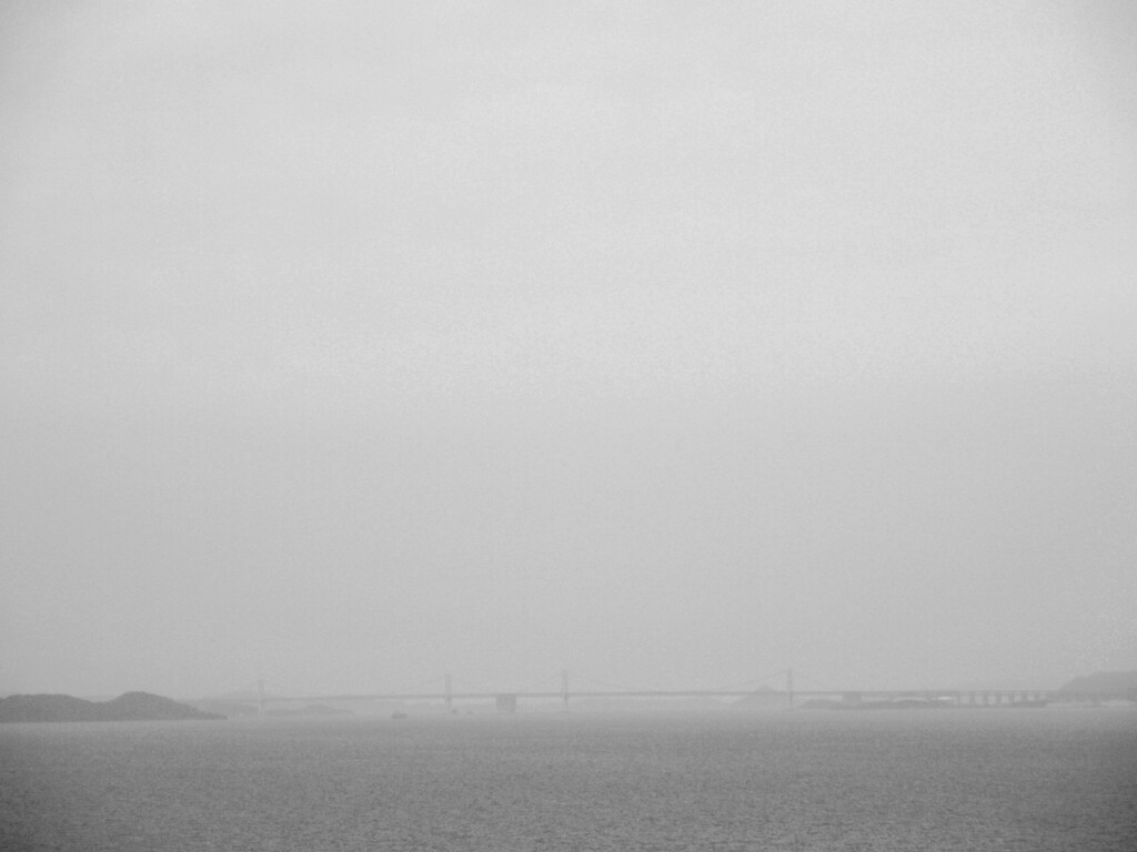 霞む瀬戸大橋（志々島から）