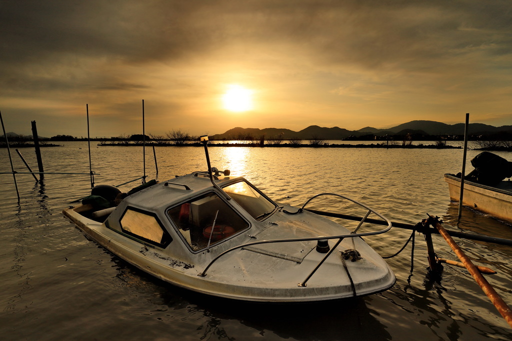 沈没船と夕日