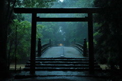 降りしきる雨の伊勢神宮　十