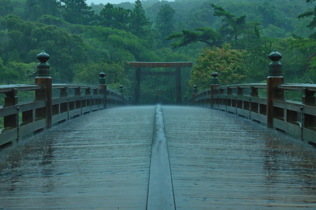 降りしきる雨の伊勢神宮　六