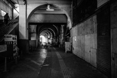 国道駅高架下２