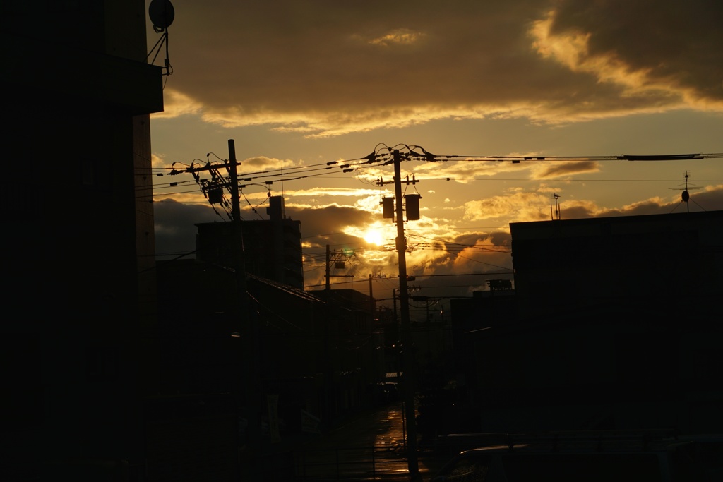 暮れなずむ町の光と影の中