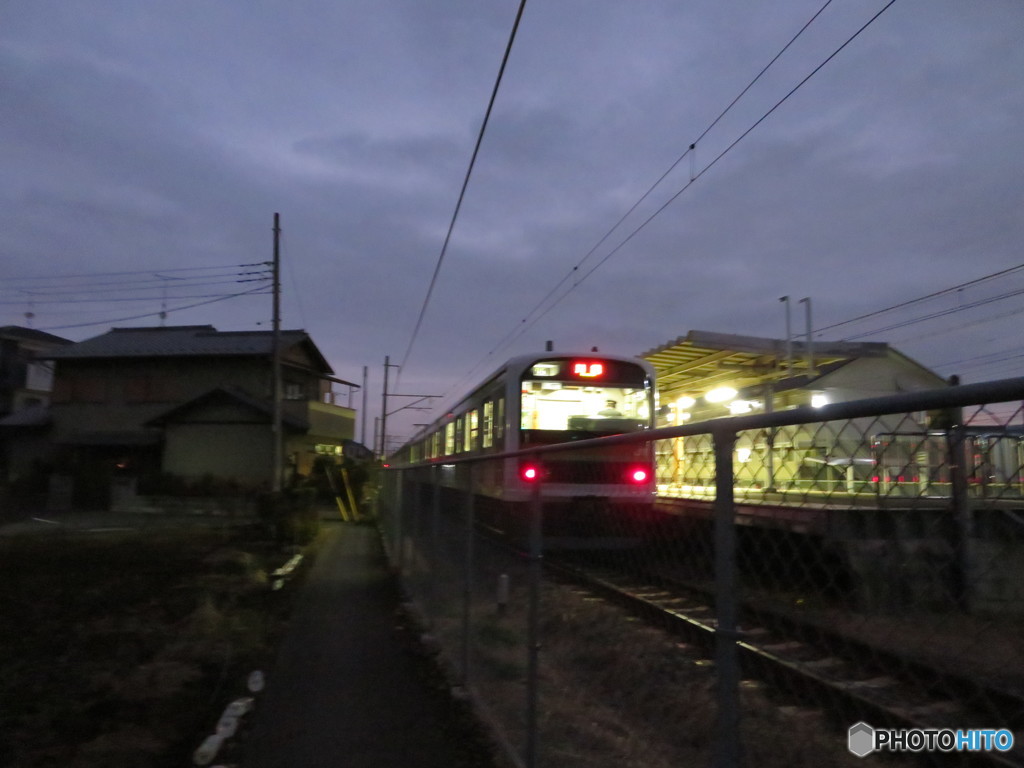 ホームに停車中の電車
