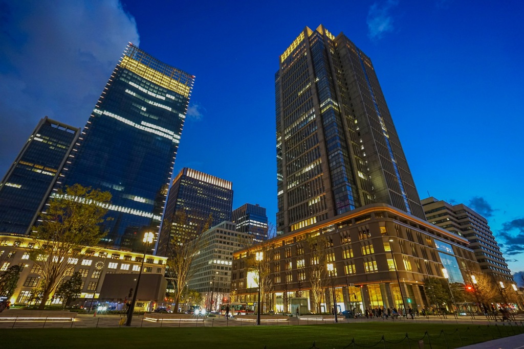 夕暮れ時の東京駅前