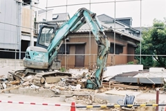 建物を破壊する怪獣