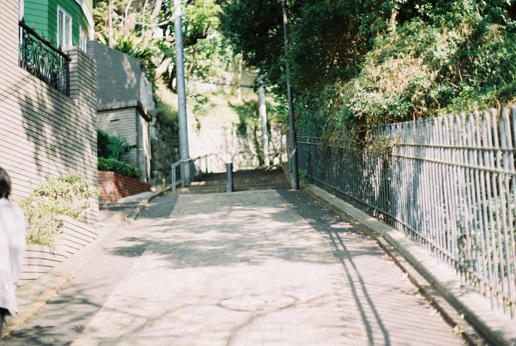 お墓の通りの坂道