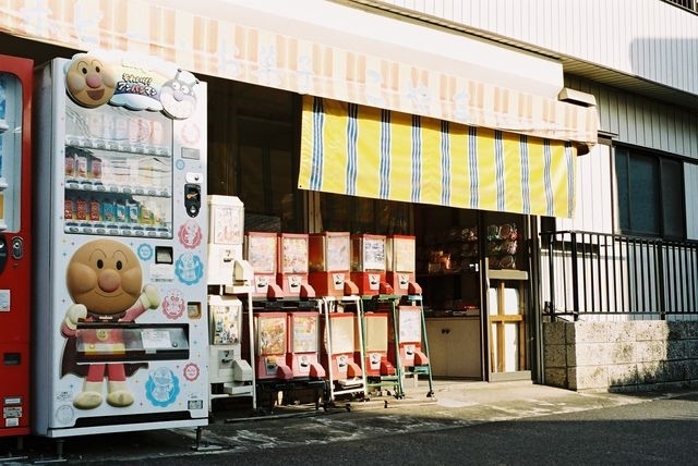 神社の近くの駄菓子屋
