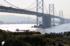 朝霧にかすむ瀬戸大橋