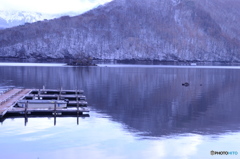 冬に近づく湖畔
