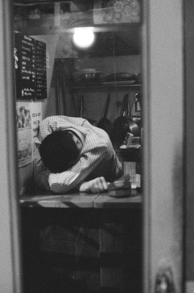 夜を彷徨う