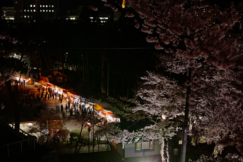 屋台のある春風景