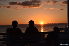 夕日と老夫婦