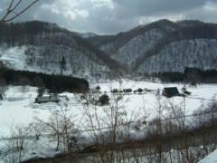 雪の中の山里