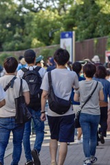 会場へと向かう人々