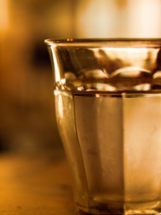 お洒落なカフェのお冷や