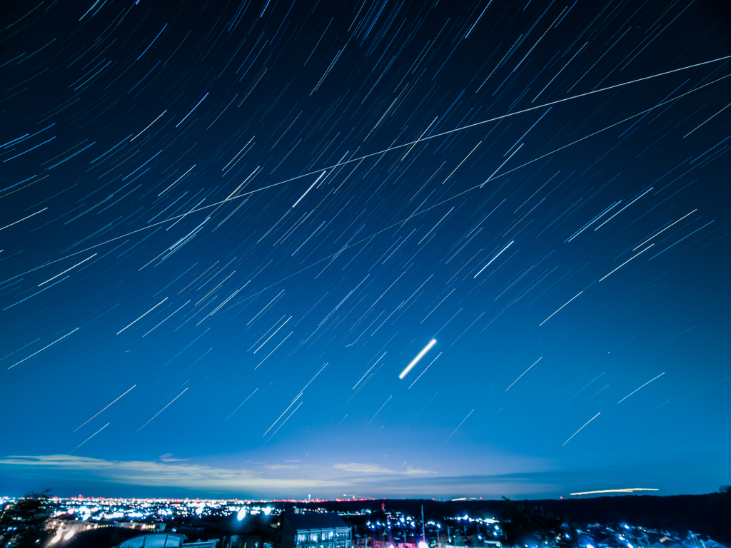 金星と宇宙ステーション2基